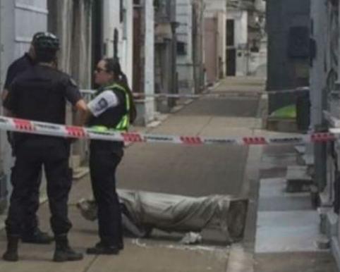 estatua ca�da en uno de los pasillos del Cementerio de Recoleta