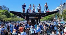Festejos caminando sobre el techo del Metrobus