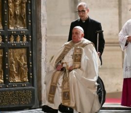 El Papa ingresa a la Basilica